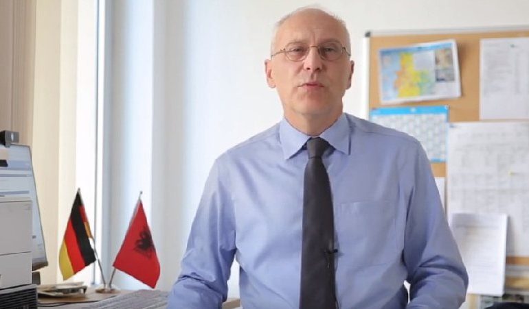 AMBASADORI GJERMAN VITIZON BASHKINË E CËRRIKUT/ Ja çfarë thotë për rikthimin e vizave dhe anëtarësimin