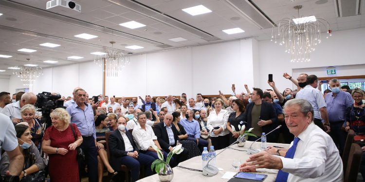 “O BURRA KAPIM ARMËT”/ Mbështetësi i Berishës: Presim të na thërrasësh, vetëm një urdhër