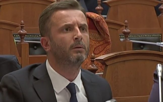 PUBLIKON FOTOT/ Erion Braçe: Mizerable, mos hidhni më lek nëpër dasma duke ua ngjitur me pështymë në ballë nuses