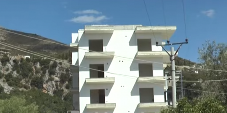 ME VIDEO/ IKMT shemb pallatin 5 katësh në Dhërmi, ja momenti i hedhjes në erë