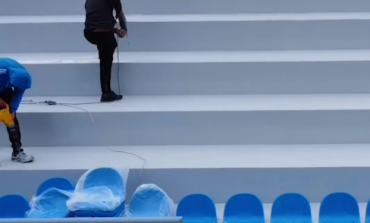 RAMA PUBLIKON PAMJET/ Nis vendosja e stolave në stadiumin e Kukësit (VIDEO)