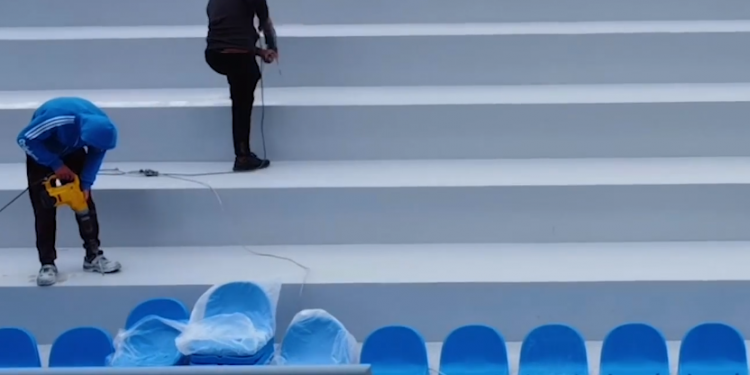 RAMA PUBLIKON PAMJET/ Nis vendosja e stolave në stadiumin e Kukësit (VIDEO)