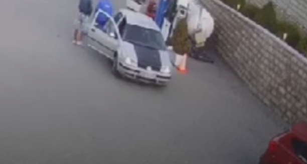 DALIN PAMJET/ Shpërthim i fuqishëm e më pas flakë, momenti kur makina në Maliq del nga karburanti e përfshihet nga zjarri
