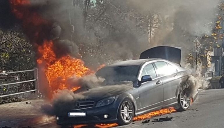 MERR FLAKË MAKINA NË ECJE NË LEZHË/ Ja çfarë ndodhi me 22-vjeçarin