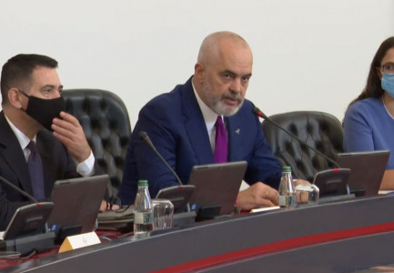 VENDIMI I PLOTË/ Pagë, bursë dhe shtëpi falas për familjet e të rënëve në krye të detyrës