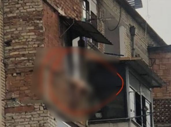 SHMANGET TRAGJEDIA/ I moshuari tenton të hidhet nga pallati në Tiranë, e shpëton Policia bashkiake