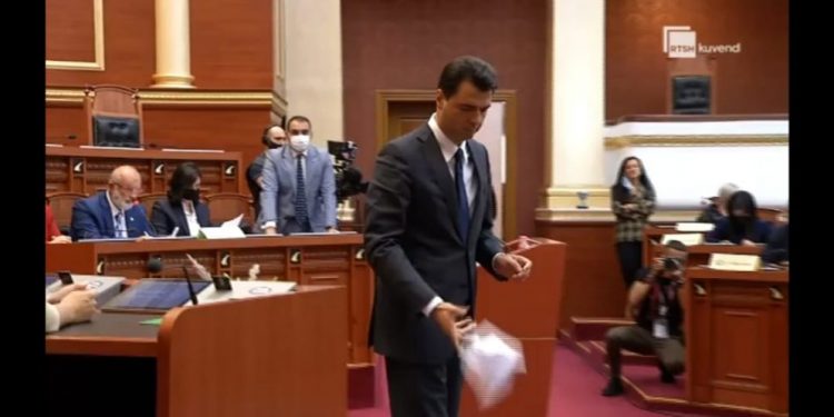 SHFAQJE E TURPSHME NË KUVEND/ Legjislaturë e re, zakone të vjetra. Opozita e nis aty ku e kishte lënë