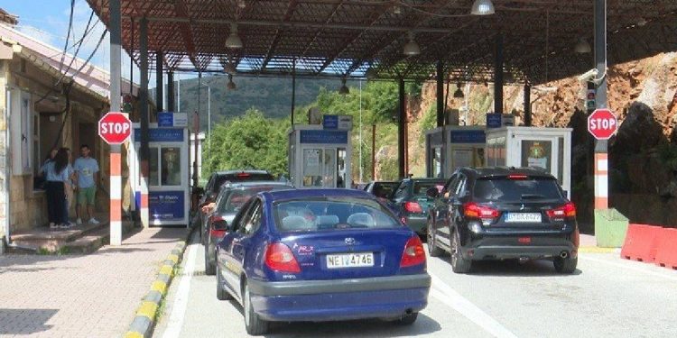 RADHË TË GJATA NË KAPSHTICË/ Pala greke punon vetëm me një sportel