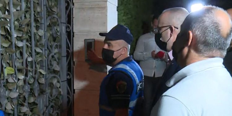 SHKOJNË PËR TA ARRESTUAR/ Policia del duarbosh nga shtëpia e Llallës, ish-kryeprokurori “ZHDUKET”