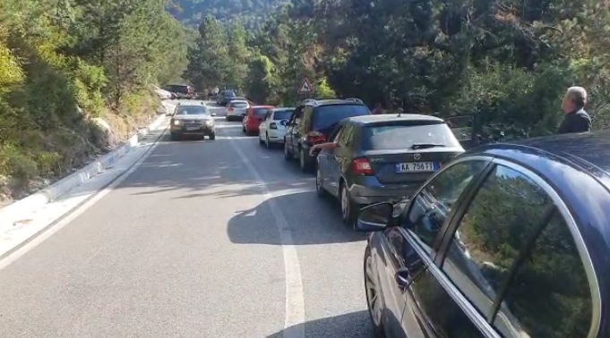AKSIDENT NË LLOGARA/ Bllokohet rruga, krijohen radhë të gjata trafiku