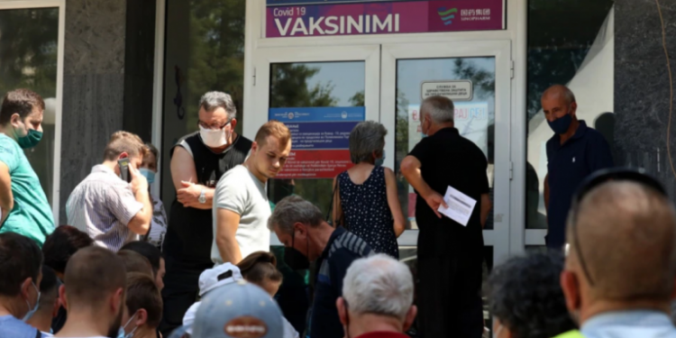 MAQEDONI E VERIUT/ Nis dhënia e dozës së tretë të vaksinës kundër Covid-19 për grupmoshat e rrezikuara