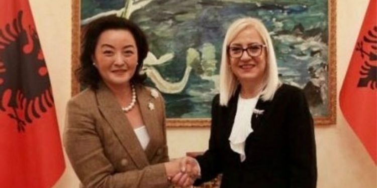 TAKIMI ME LINDITA NIKOLLËN/ Yuri Kim: Bukur të shohësh opozitën në Kuvend, mendimet ndryshe të domosdoshme
