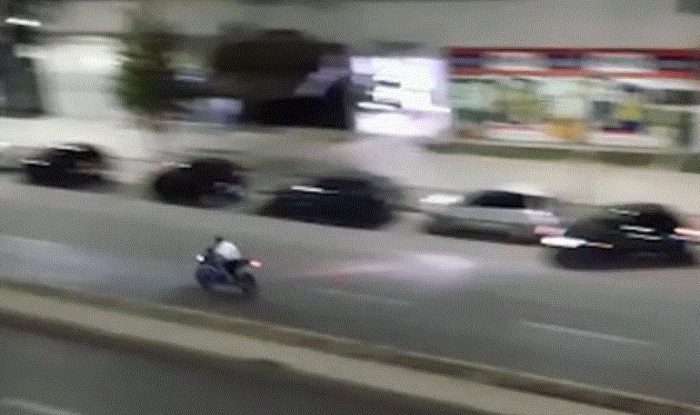 ÇMENDURI NË RRUGË/ Bulevardi “Migjeni” kthehet në pistë për garat me motor (VIDEO)