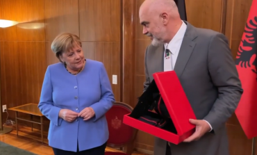 "DANKE ANGELA"/ Rama i bën dhuratën e veçantë kancelares Merkel, ja reagimi i saj (VIDEO)