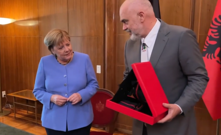 “DANKE ANGELA”/ Rama i bën dhuratën e veçantë kancelares Merkel, ja reagimi i saj (VIDEO)