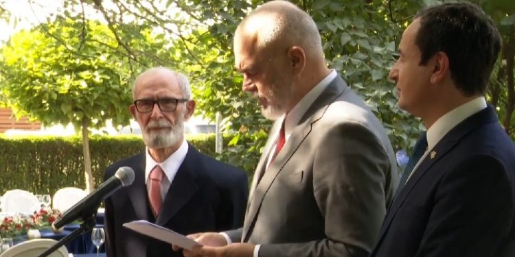 MEDALJE MIRËNJOHJEJE/ Rama nderon në Prishtinë Rexhep Qosen: I admirueshëm, patrioti i palëkundur