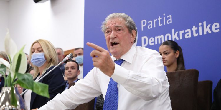 FTON DEMOKRATËT NË REVOLTË/ Berisha: Çohuni ndaj Bashës, kryetarit sharlatan! Do të hyjë në…