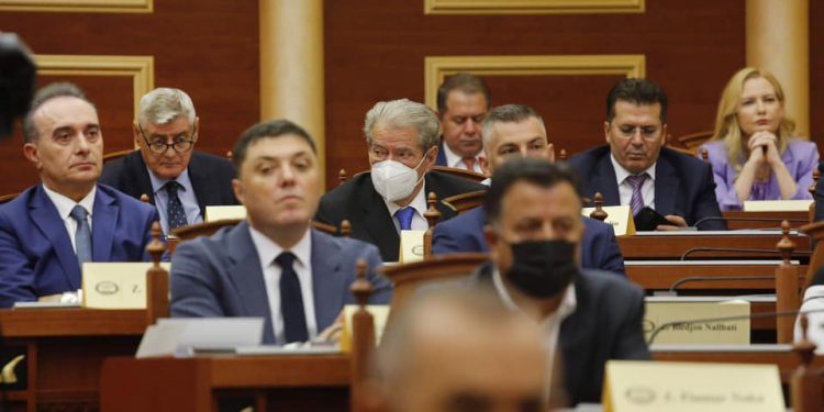 BERISHA MBETET ZYRTARISHT JASHTË! Kuvendi miraton “Grupin” sipas kërkesës së PD