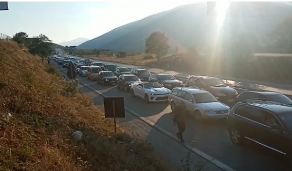TEST PCR DHE CERTIFIKATË VAKSINIMI PËR TË HYRË NË KOSOVË/ Radhë kilometrike e automjeteve në Morinë