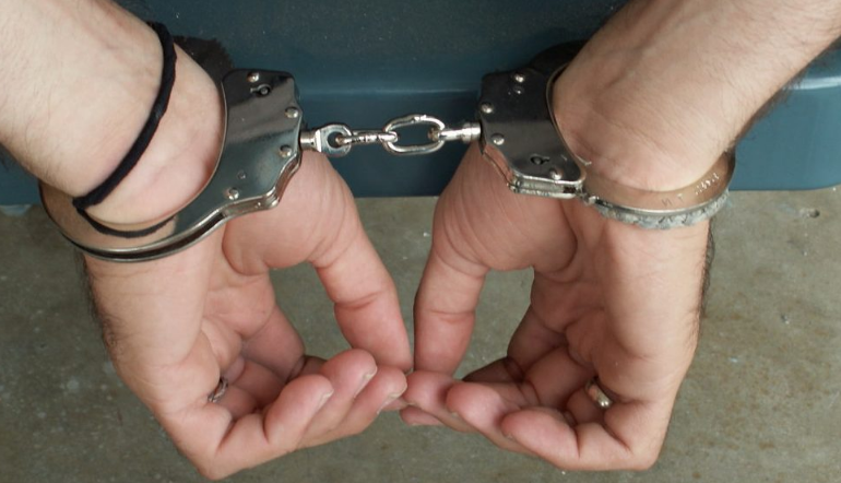 NDALOHET AUTOMJETI NË SHËNGJIN/ I gjenden doza kanabisi, arrestohet 22-vjeçari