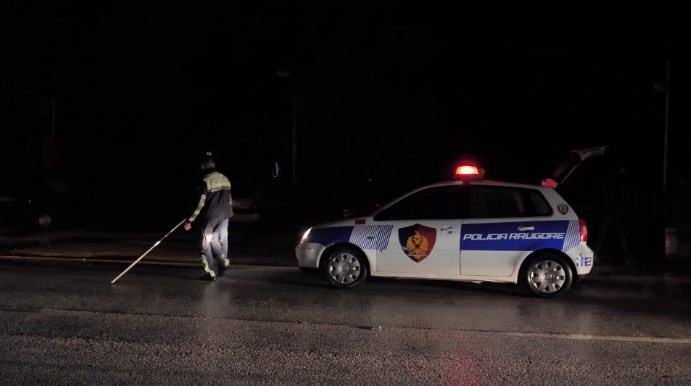 AKSIDENT NË TIRANË/ Automjeti përplas biçikletën, 50-vjeçari dërgohet në spital