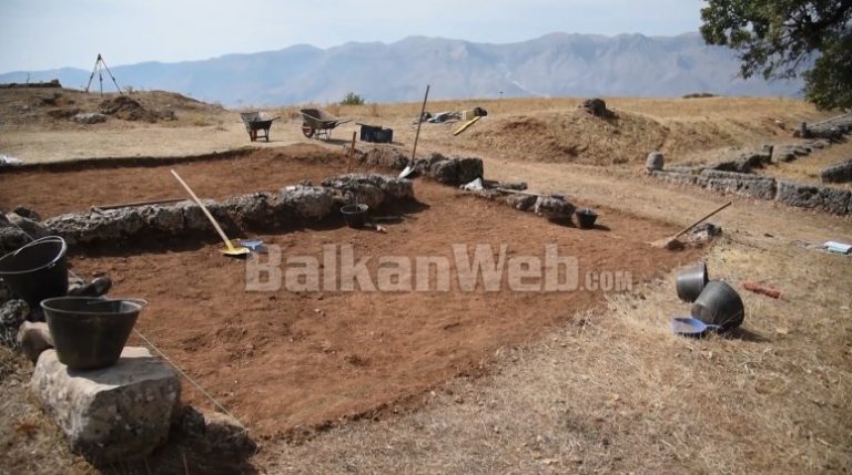 PREJ SHUMË VITESH TË LËNA NË HARRESË/ Rinisin gërmimet arkeologjike në Antigone dhe Palokastër (VIDEO)