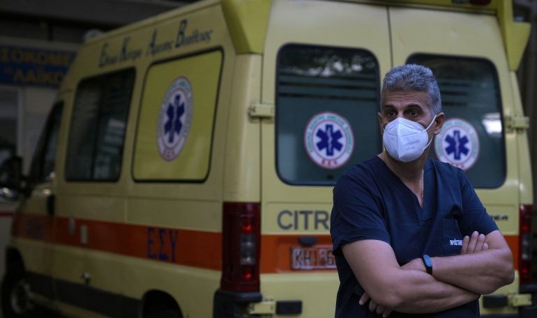 HYN NË FUQI VENDIMI/ Greqia pezullon rreth 6 mijë punonjës të pavaksinuar të kujdesit shëndetësor