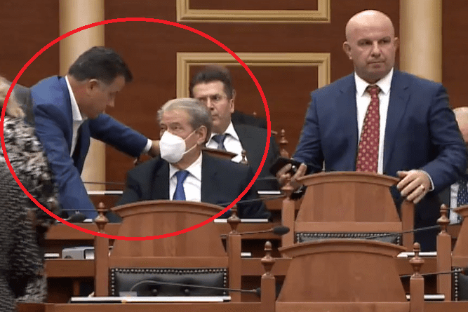 NUK E BRAKTIS AS NË KUVEND/ Ja kush është deputeti që shoqëron gjatë gjithë kohës Sali Berishën