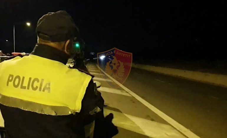 ME SHPEJTËSI SKËTERRË/ Si e pësuan shoferët në rrugën Tiranë-Elbasan, gjoba dhe heqje patente