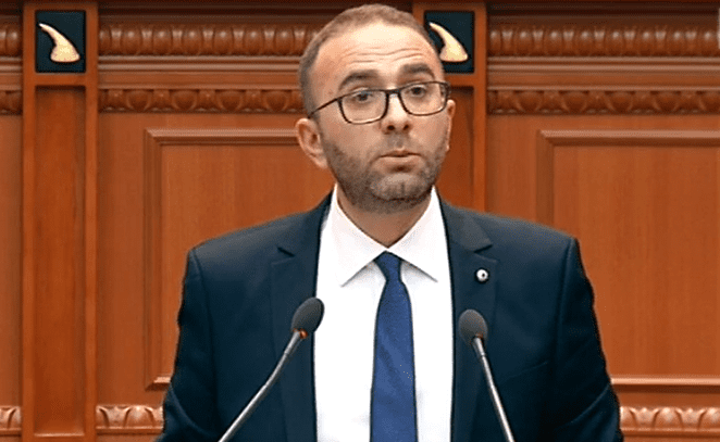 “REVOLTOHET” nga Kuvendi Gazmend Bardhi: Mbani kot letra nëpër duar! U ngjitët në këto karrige falë…