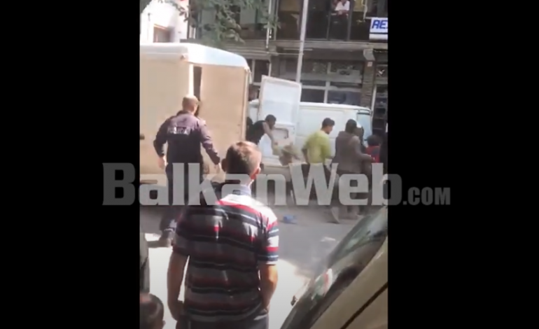 “ULU TË THASH”/ Ndalohet furgoni me rreth 40 klandestinë në Pogradec. Ja momenti kur ikin me vrap nga policia