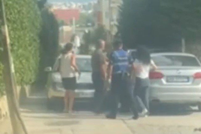 GRUSHTA E SHKELMA MES VAJZAVE NË TIRANË/ Policët vrapojnë për t’i ndarë por e kanë të vështirë (VIDEO)