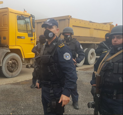 TENSIONET NË KUFIRIN KOSOVË-SERBI/ Mbërrijnë përfaqësuesit e Listës Serbe, iu bashkohen protestuesve (FOTO)