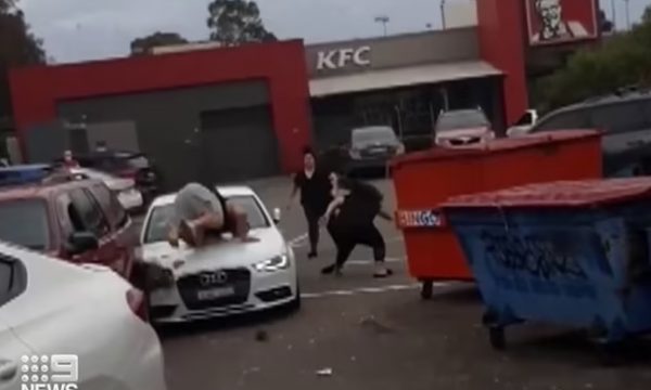 SHERR PËR VENDIN E PARKIMIT/ E reja britanike nuk përmbahet, merr makinën dhe përplas dy gratë