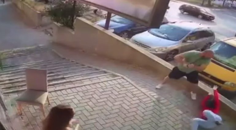 I GODET ME SHKELMA DHE SHKOP/ Momenti kur një burrë sulmon brutalisht 3 vajza në Prishtinë (VIDEO)