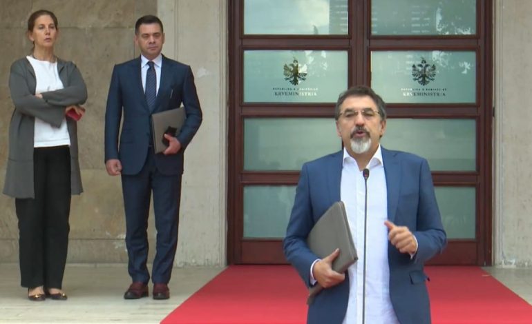QEVERIA E RE ME “ZAKONE” TË REJA/ Prezantimi ndryshe i VKM-ve, ministrat dalin para derës së Kryeministrisë