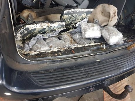 NGA SHQIPËRIA NË MALIN E ZI/ Kapet në kufi me drogë automjeti i policisë me targa të Maqedonisë së Veriut