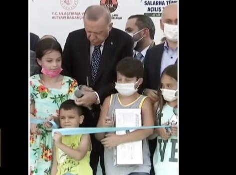 PREU PARA TIJ SHIRITIN E INAGURIMIT/ Erdogan godet në kokë djalin e vogël (VIDEO)