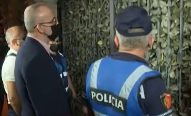 PAMJET LIVE/ Policia shkon për të arrestuar Adriatik Llallën, ja momenti kur mbërrijnë në banesën e tij