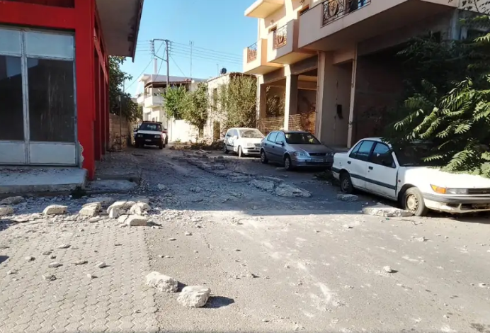 TËRMETI NË GREQI/ Shënohet viktima e parë, 2 të tjerë ende të bllokuar nën rrënoja. Shumë shtëpi të shkatërruara
