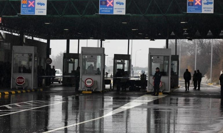 HYJNË NË FUQI MASAT E REJA/ Maqedonia e Veriut lejon futjen në kufi vetëm me dëshmi vaksinimi ose test PCR