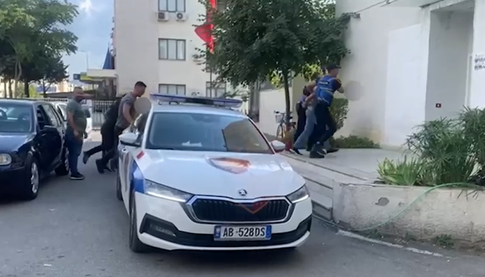 U NDALUAN PËR KONTROLL/ Policia zbulon poshtë sediles së makinës dy granata dore, arrestohen dy persona