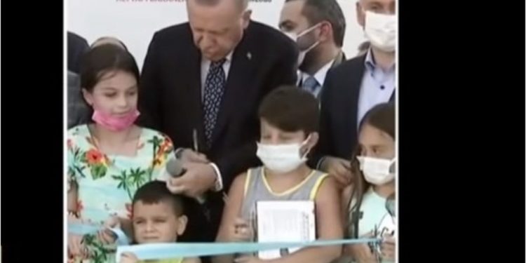 PREU SHIRITIN E INAGURIMIT/ Del VIDEO, momenti kur Erdogan godet në kokë një fëmijë