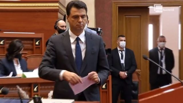 KUVENDI/ Momenti kur Lulzim Basha gris fletën e votimit për kryetaren e re të Parlamentit, Lindita Nikollën