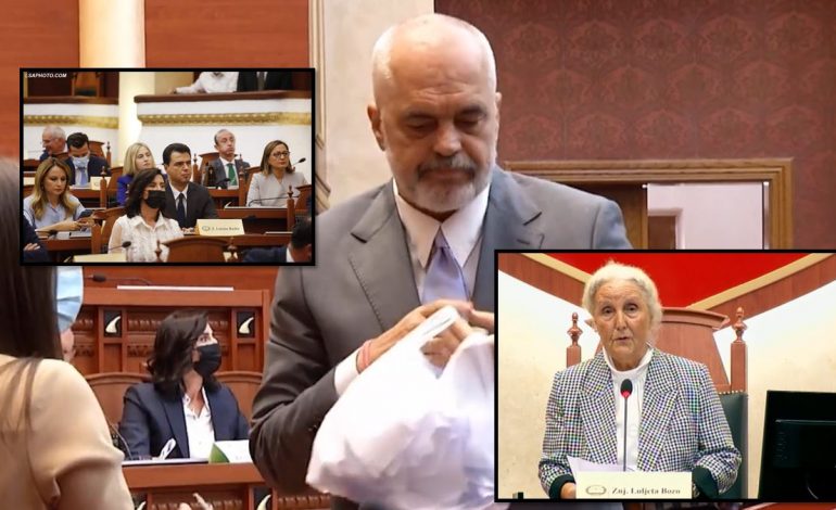 “PLEHRAT E SHQIPËRISË…”/ Momenti kur Basha ia “nxjerr” nervat Luljeta Bozos: Pusho zonjë! (REPLIKAT)