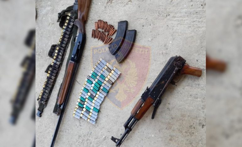 PARANDALOHET KRIMI NË FAMILJE/ Burri po dhunonte gruan në Babrru, Policia i gjen automatik, pushkë dhe fishekë (EMRI)