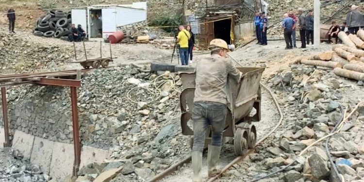MË SHUMË SE 48 ORË KËRKIME/ Akoma asnjë shenjë e 61-vjeçarit të bllokuar në nëntokën e Bulqizës