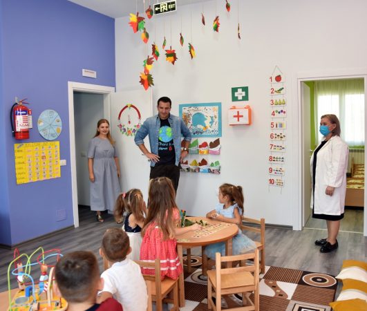 PËRUROHET KOPSHTI I RI “BLETËZA MAJA” NË FIKAS/ Veliaj: Ofrojmë të njëjtin shërbim për fëmijët…
