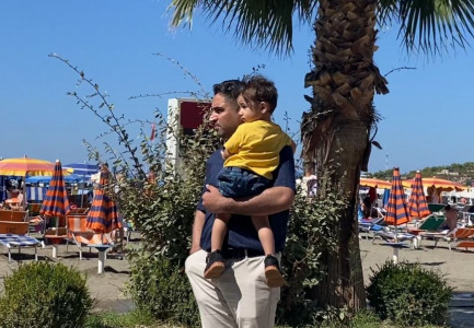 “GJITHÇKA ËSHTË NDRYSHE, NJERËZIT JANË MIKËPRITËS”/ Afganët shijojnë detin në Shëngjin: Është bukur, por rruga jonë për në SHBA