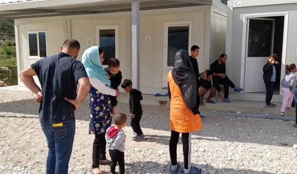 E FUNDIT/ Mbërrijnë edhe 259 fëmijë të tjerë, gra e burra afganë në Shqipëri